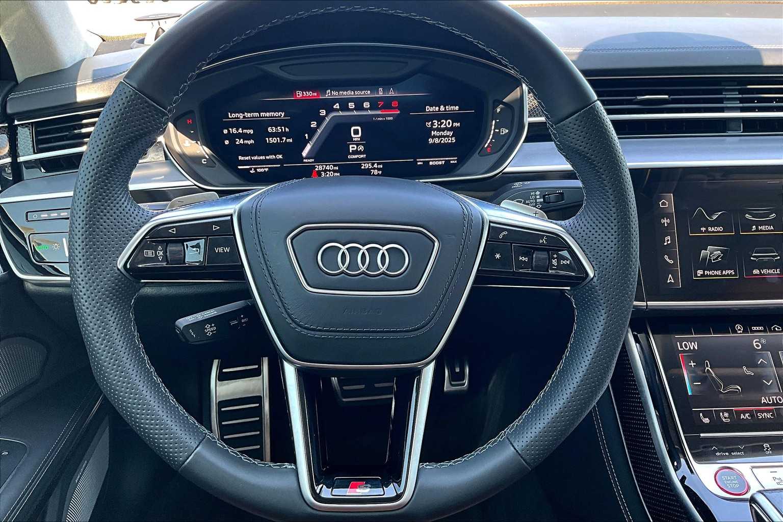 2022 Audi S8 Quattro photo 5