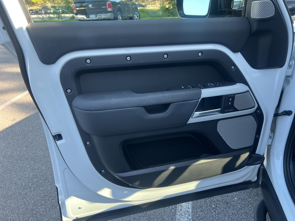 2024 Land Rover Defender 130 S photo 5