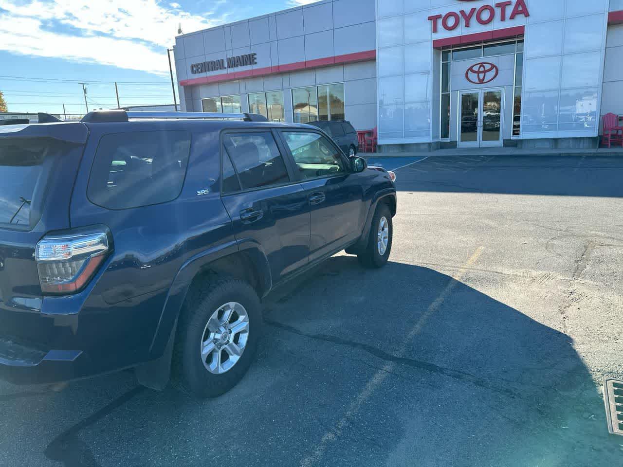 2021 Toyota 4Runner SR5 photo 2