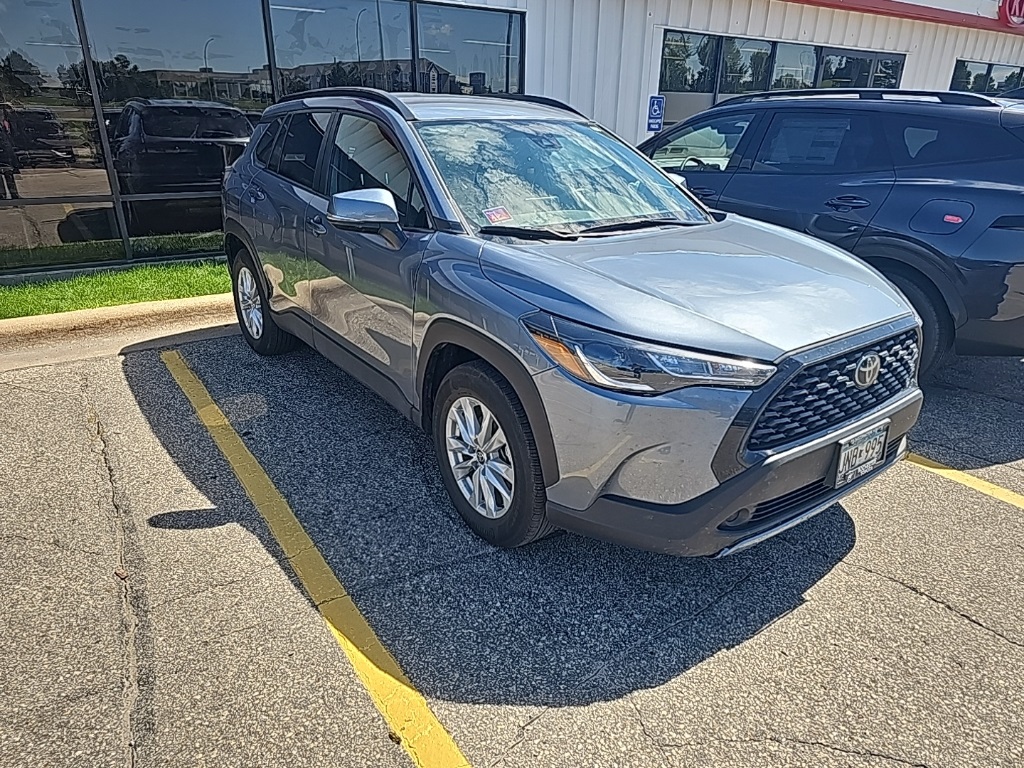 2022 Toyota Corolla Cross LE photo 2