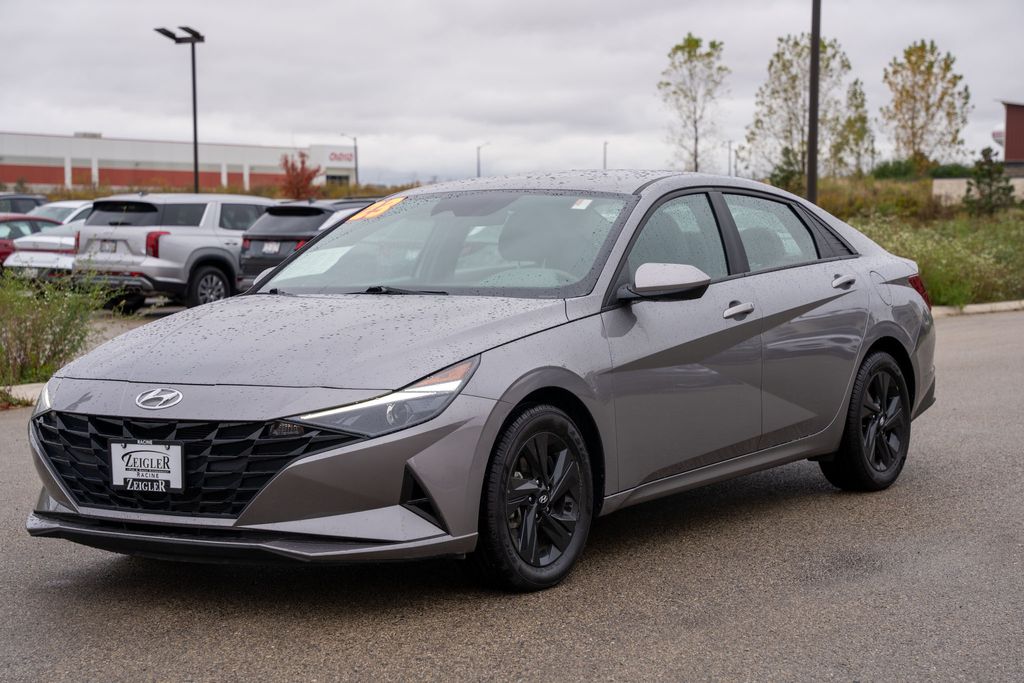 2023 Hyundai Elantra SEL photo 2