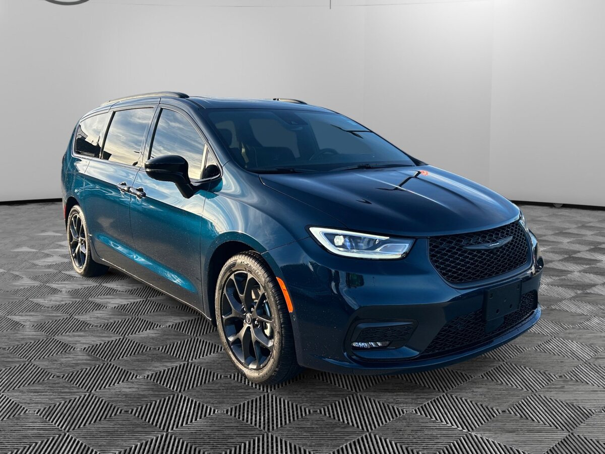 2025 Chrysler Pacifica Limited's photo