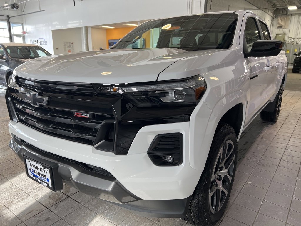 2024 Chevrolet Colorado Z71 photo 3