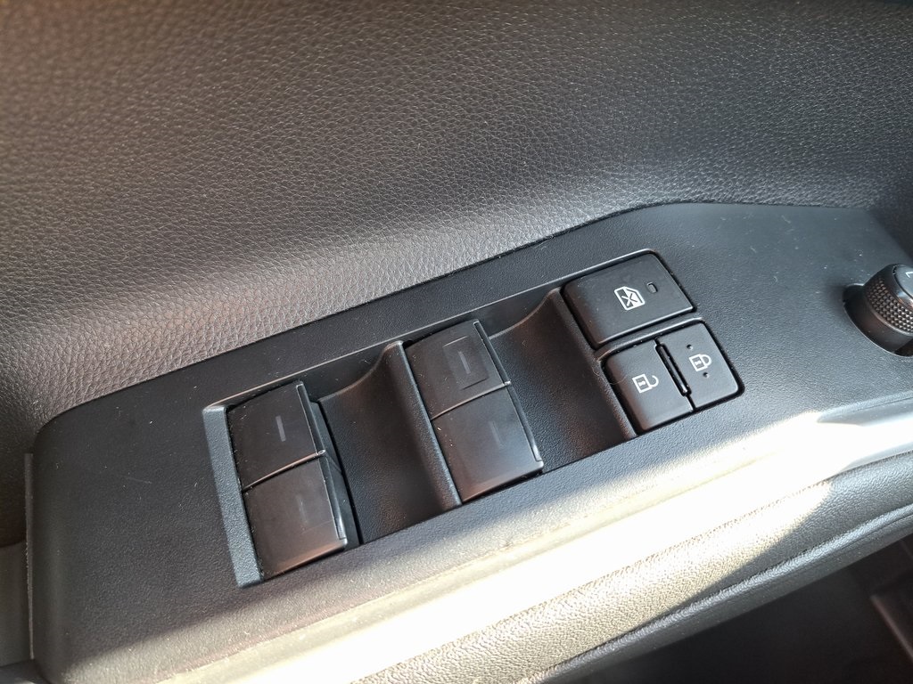 2023 Toyota Highlander LE photo 23