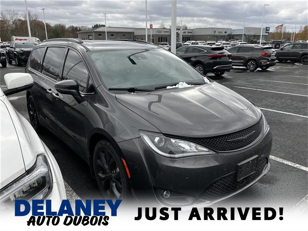 2019 Chrysler Pacifica Limited's photo