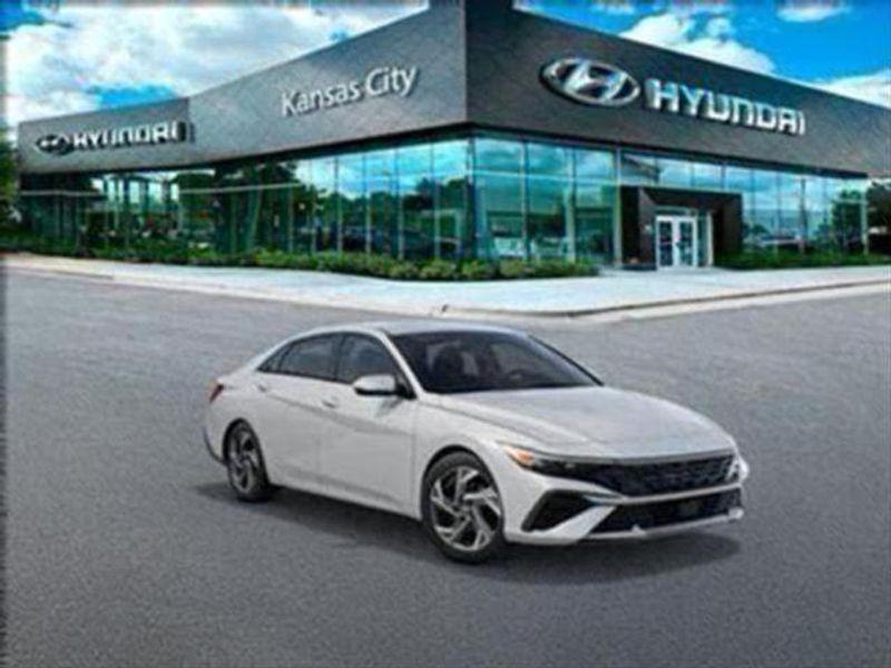 2025 Hyundai Elantra Hybrid Limited photo 2