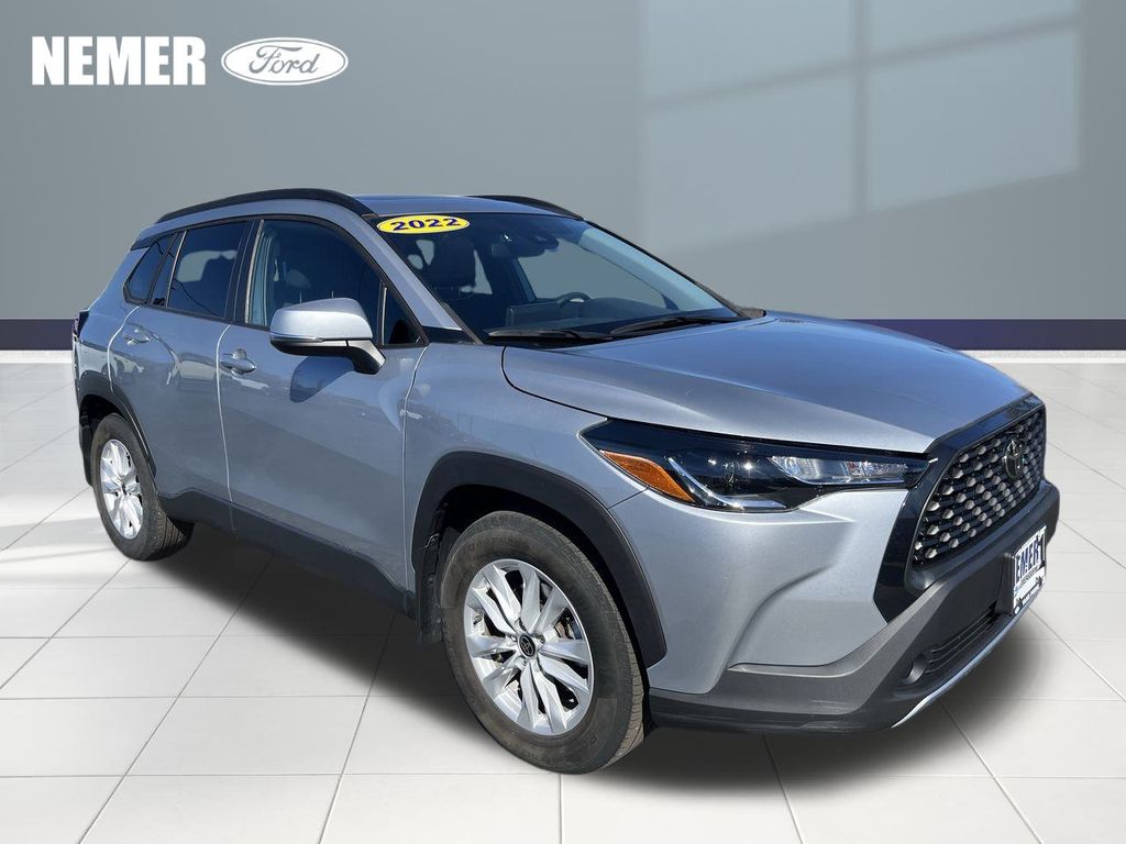 2022 Toyota Corolla Cross LE's photo