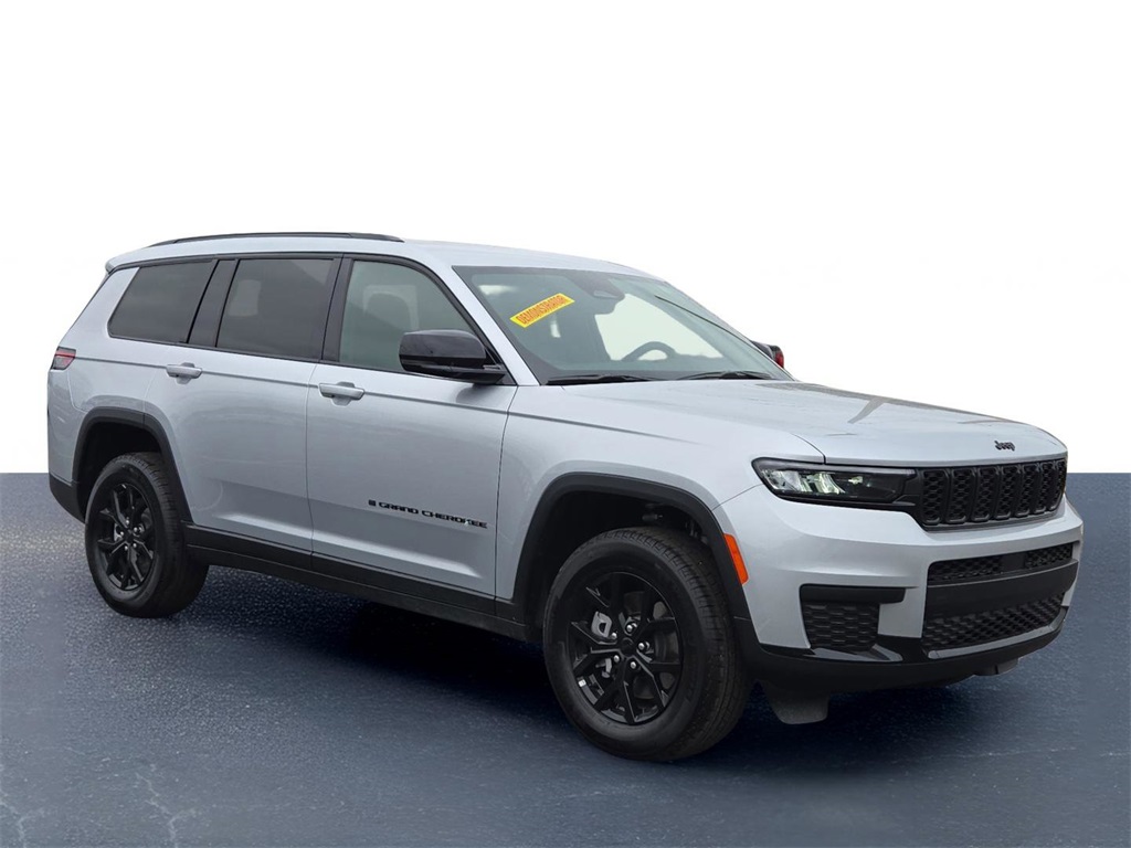 2025 Jeep Grand Cherokee Altitude photo 3