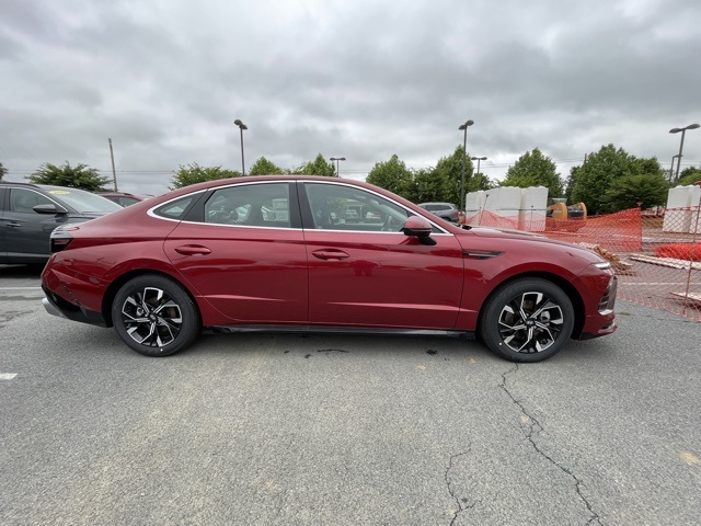 2025 Hyundai Sonata SEL photo 2