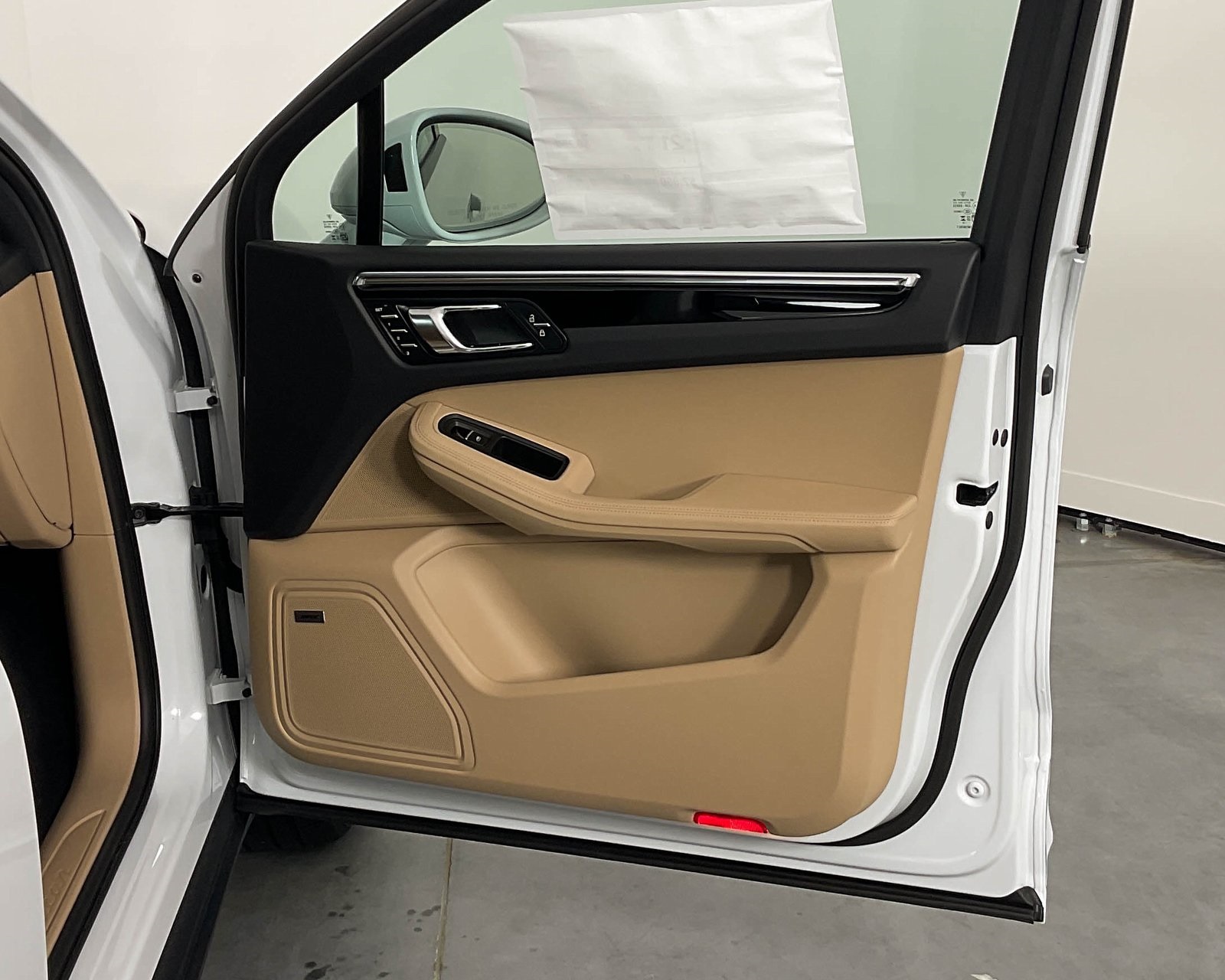 2026 Porsche Macan T photo 22