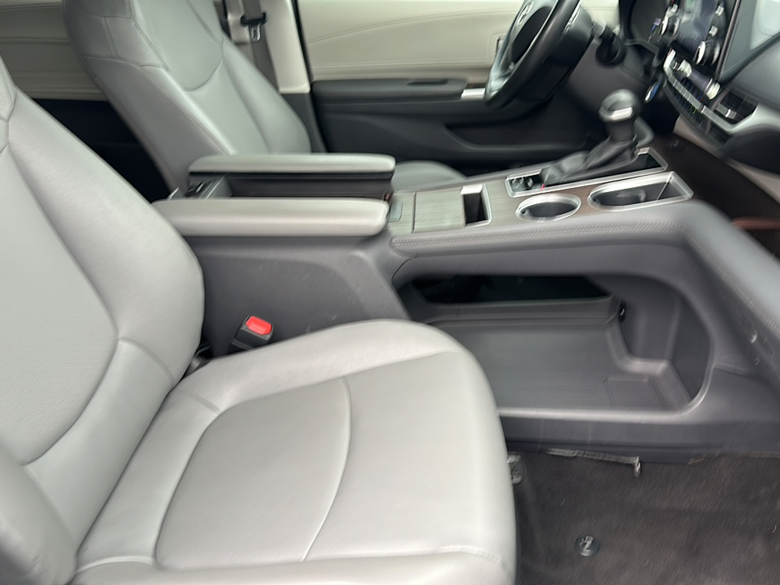 2024 Toyota Sienna XLE photo 15