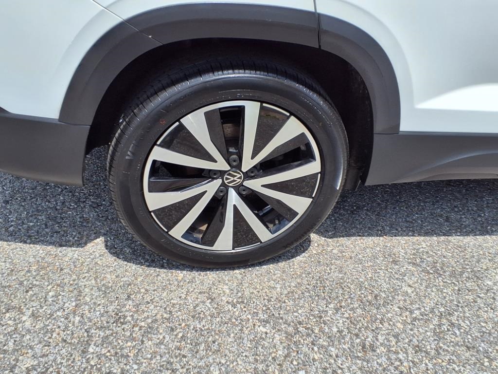 2023 Volkswagen Taos SE photo 3