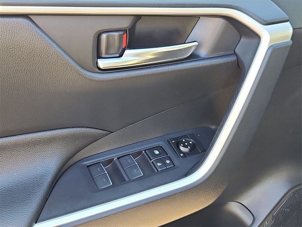 2023 Toyota RAV4 Hybrid XLE photo 10