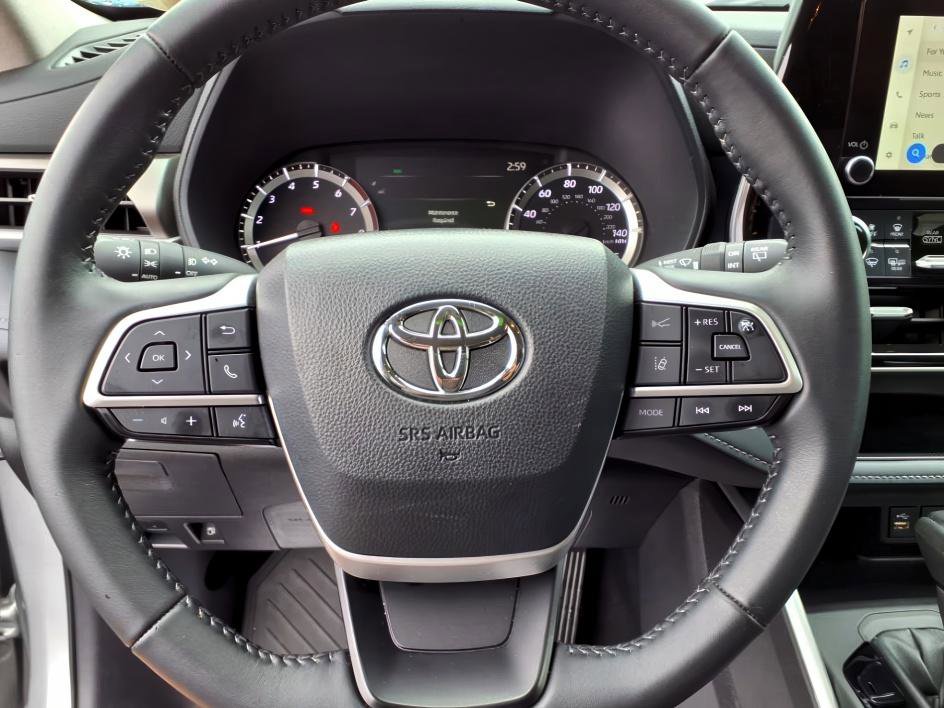 2024 Toyota Highlander LE photo 17