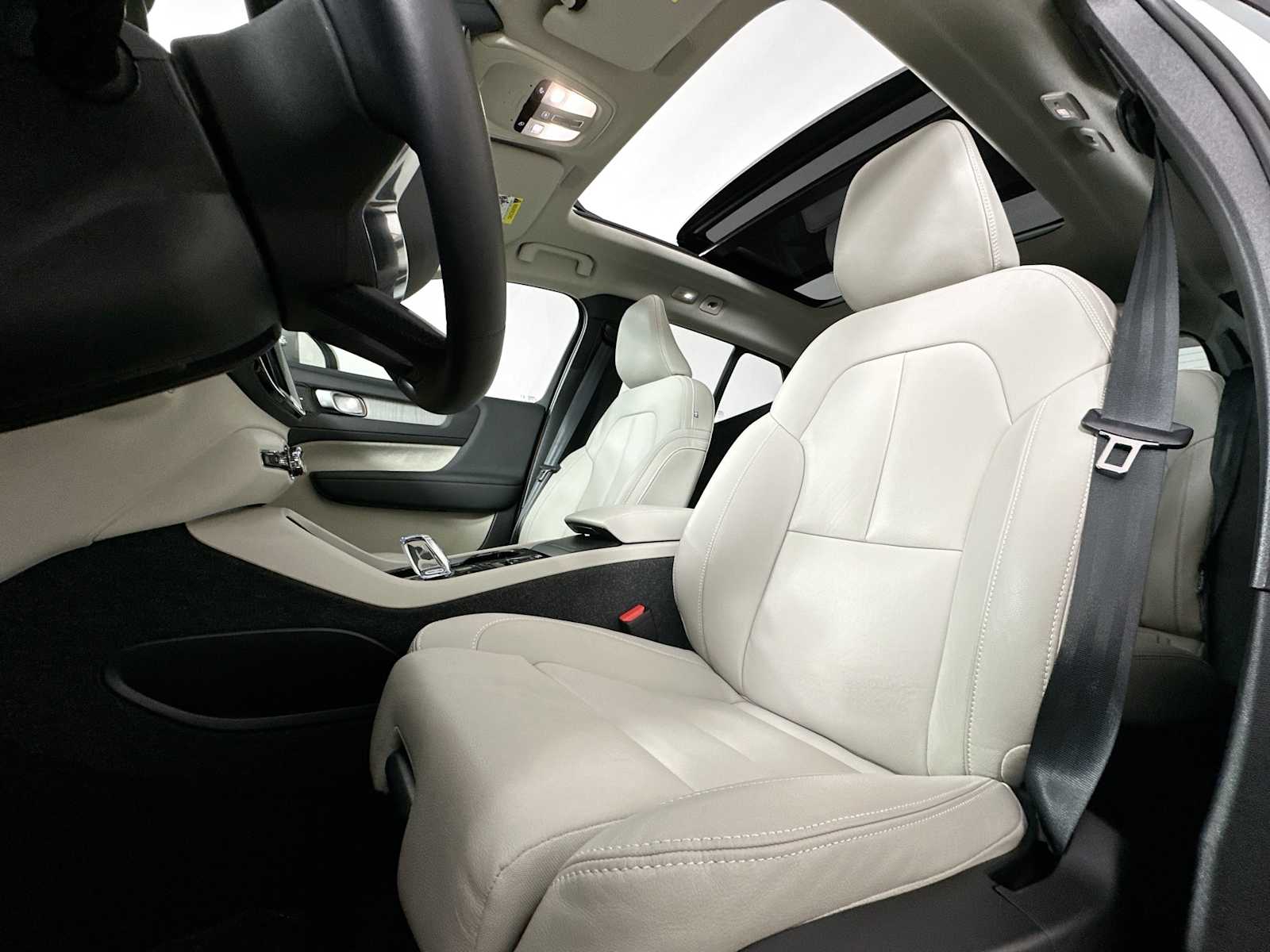 2025 Volvo XC40 AWD Plus photo 19