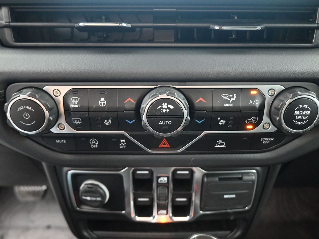 2024 Jeep Wrangler Sahara photo 3