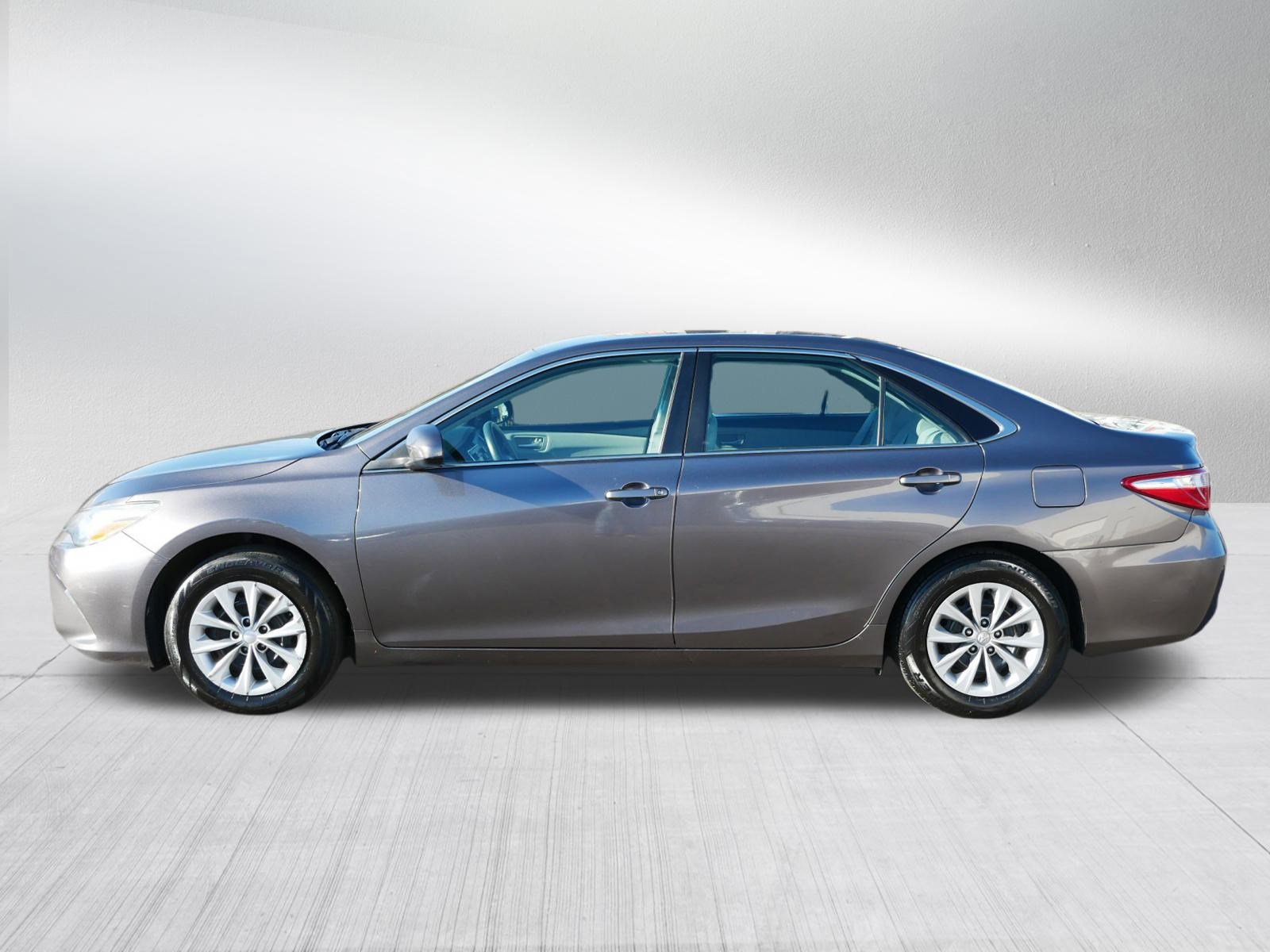 2016 Toyota Camry LE photo 4