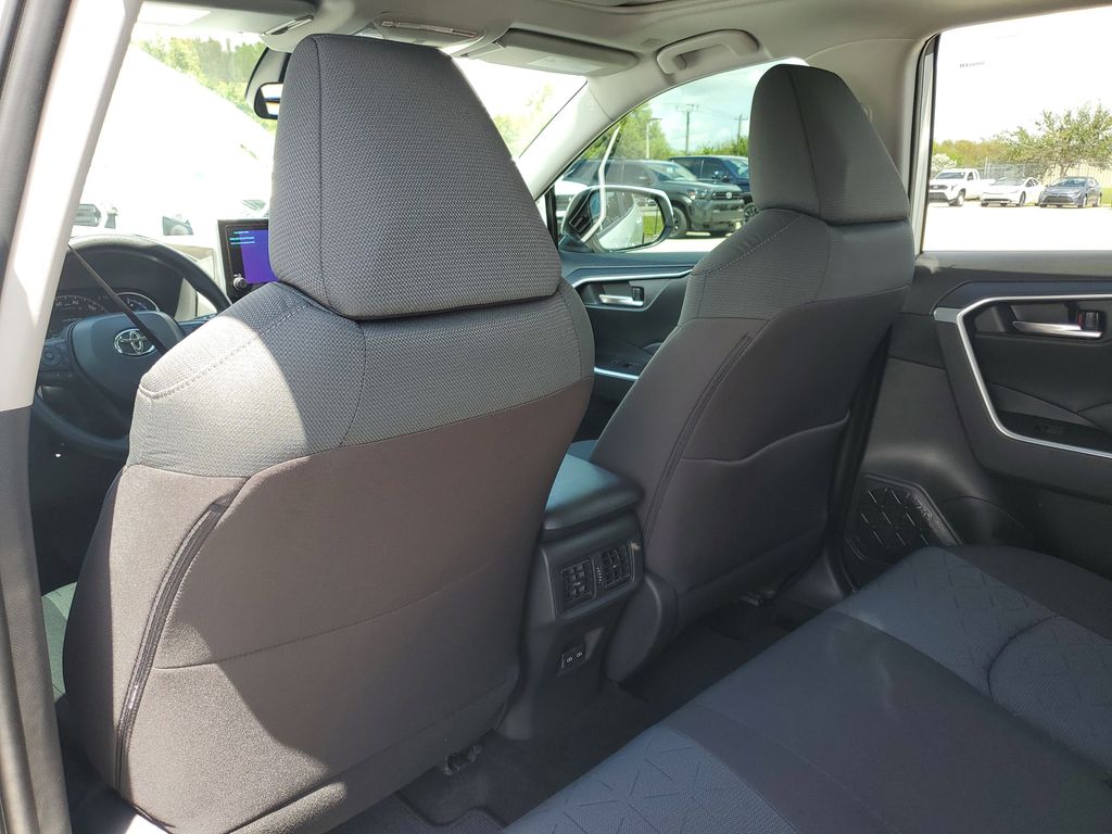 2025 Toyota RAV4 Hybrid XLE photo 16
