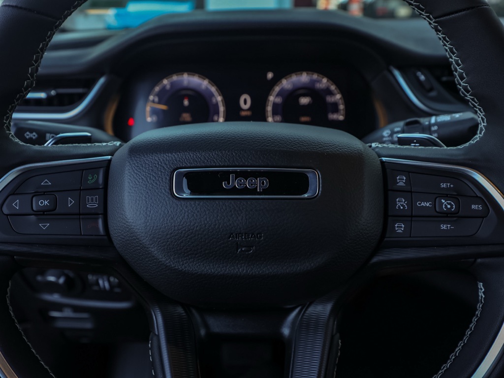 New 2025 Velvet Red Pearl-Coat Exterior Paint Jeep Altitude X image 24