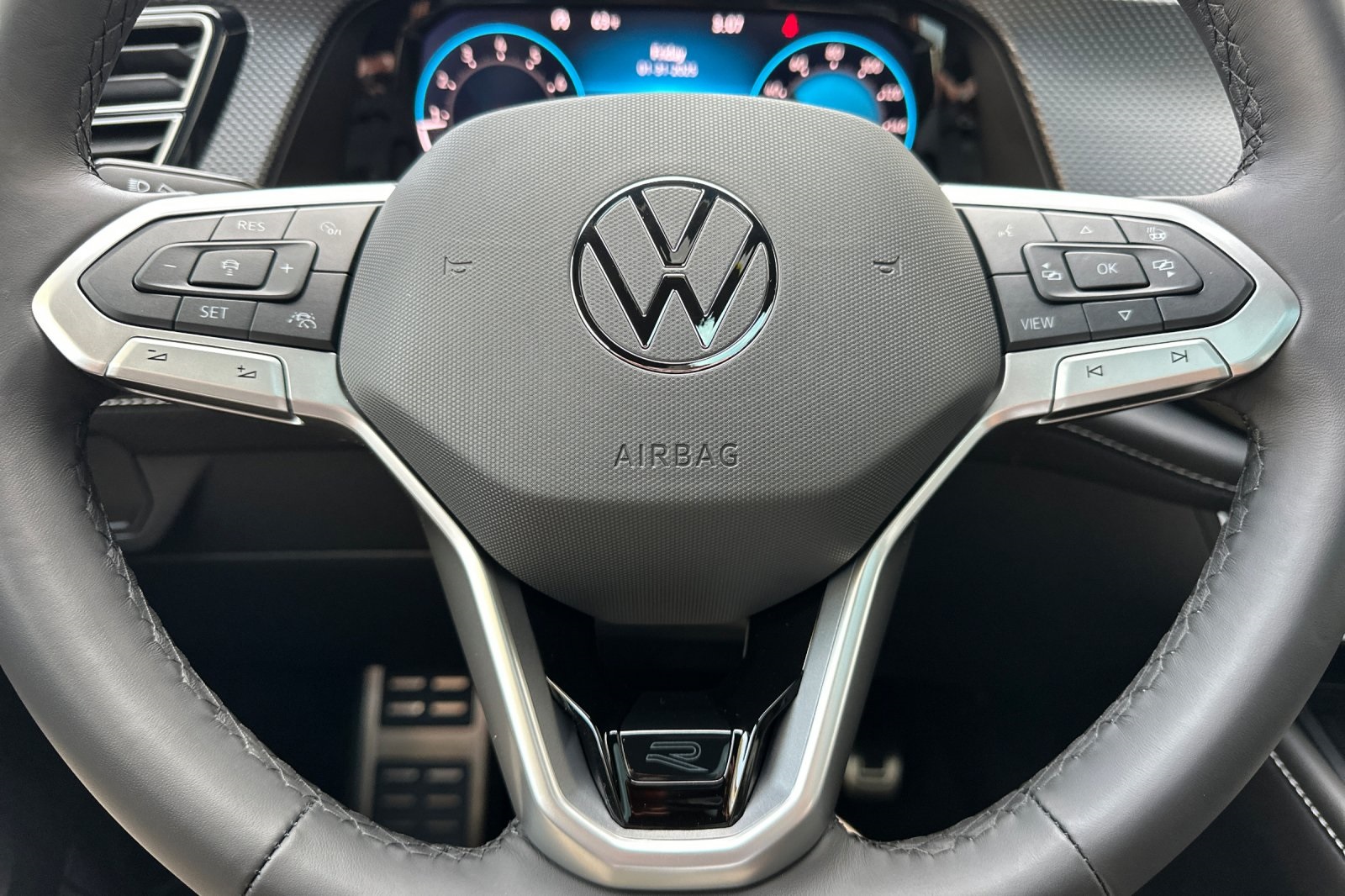 2025 Volkswagen Atlas Cross Sport SEL R-Line photo 18