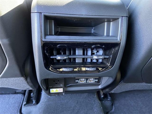 2025 Jeep Grand Cherokee Altitude photo 12