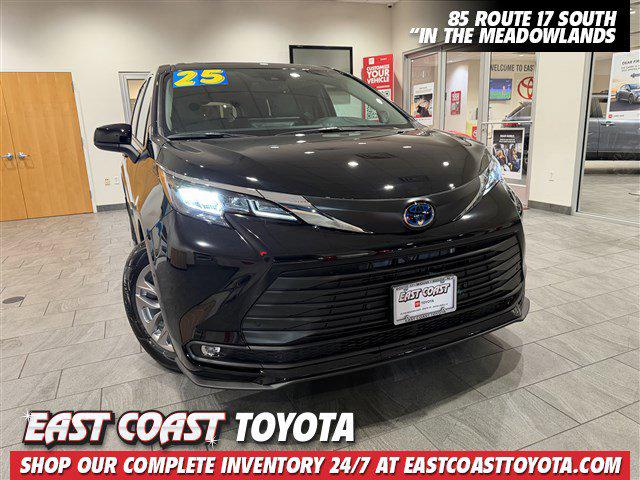 2025 Toyota Sienna XLE's photo
