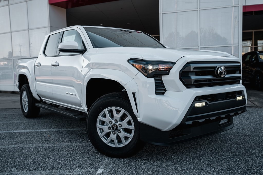 2025 Toyota Tacoma SR5's photo