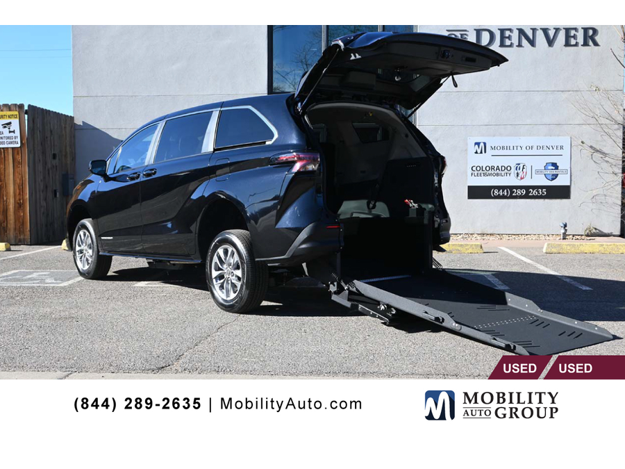 2024 Toyota Sienna LE's photo