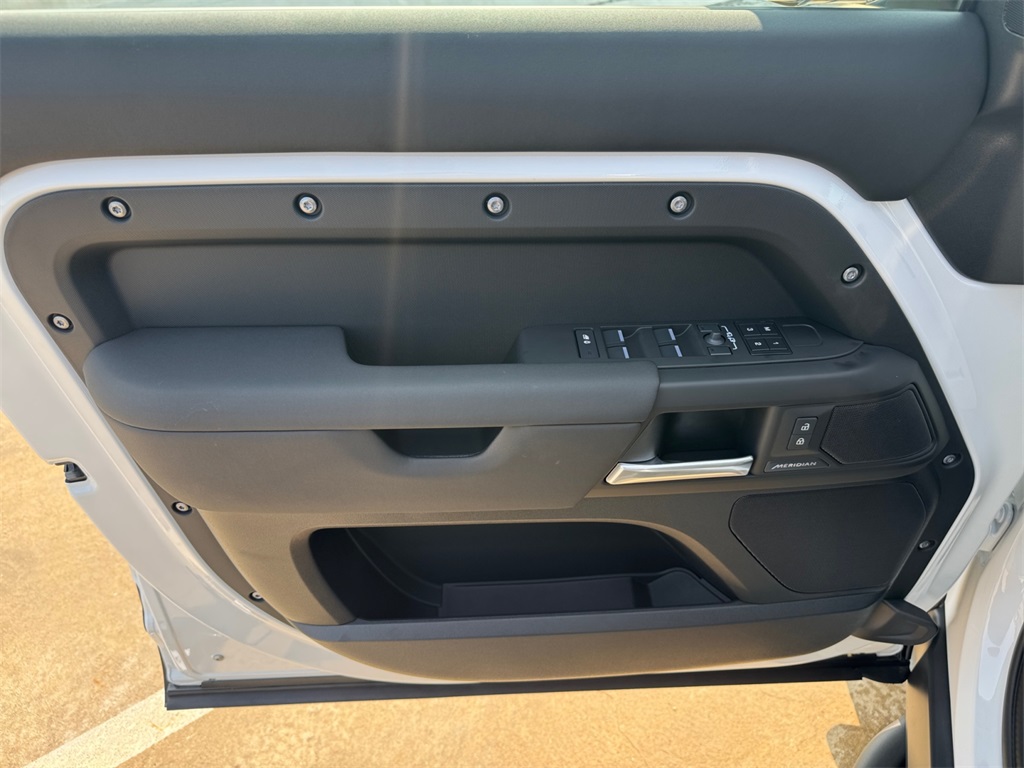 2025 Land Rover Defender 110 S photo 16