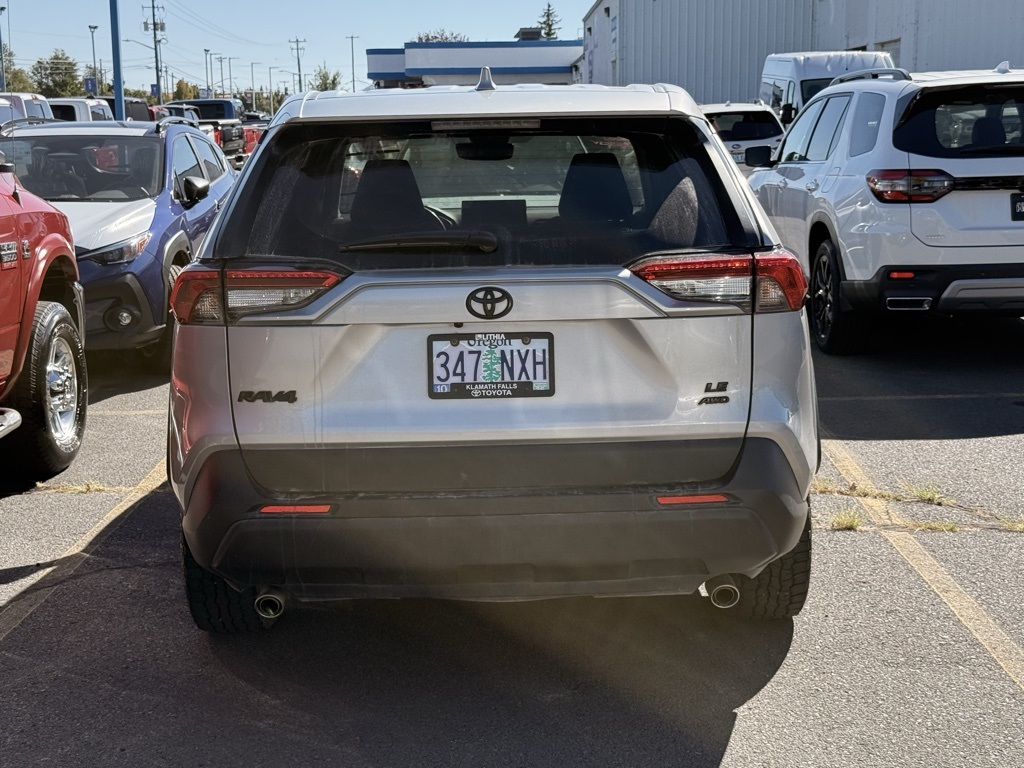2022 Toyota RAV4 LE photo 4