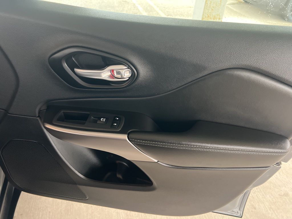 2022 Jeep Cherokee Latitude Lux photo 22