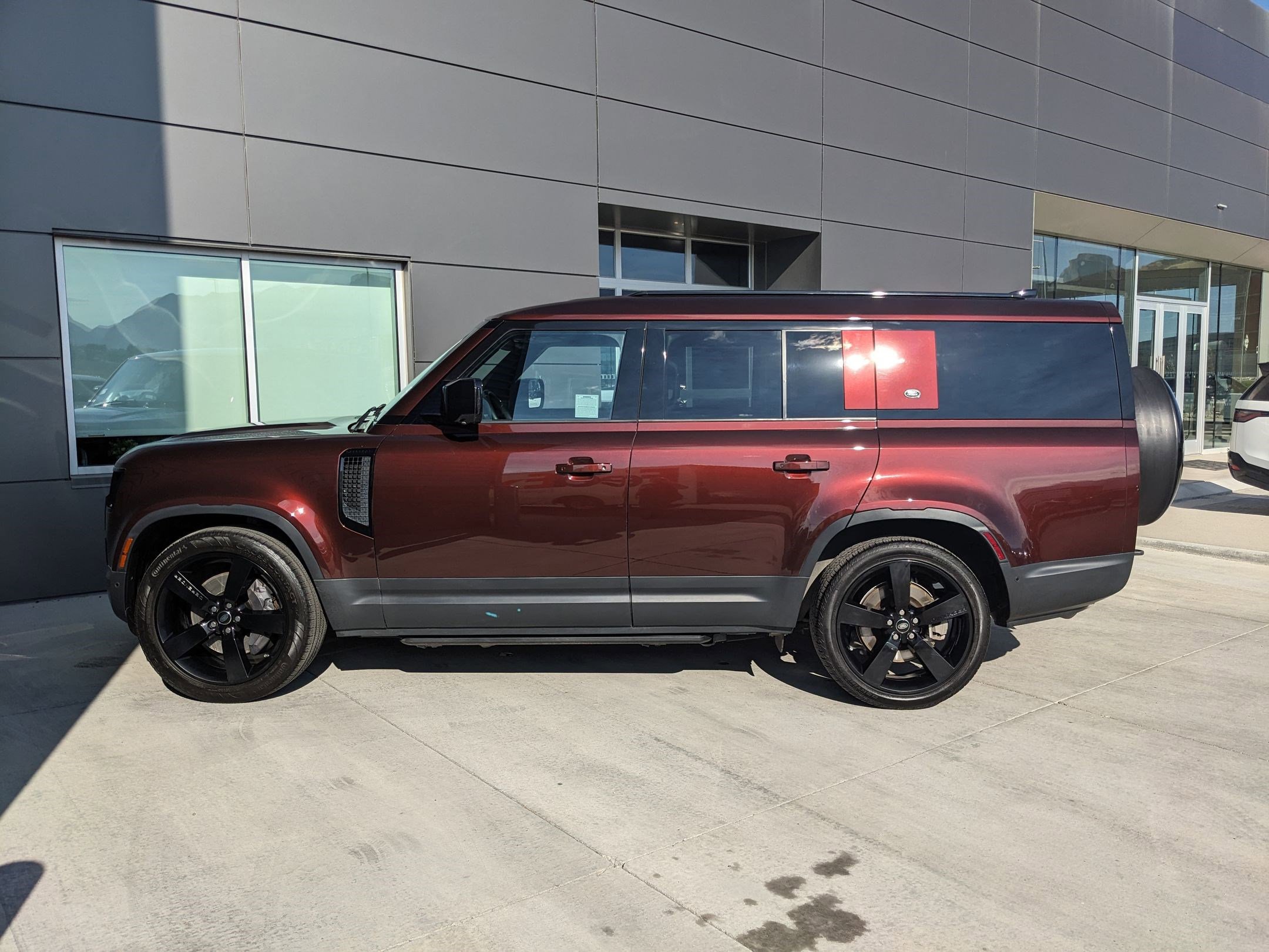 2023 Land Rover Defender 130 First Edition photo 9