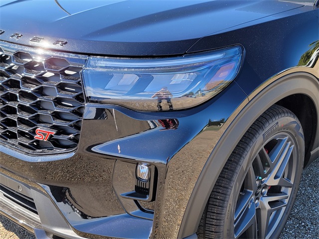 2025 Ford Explorer ST photo 5