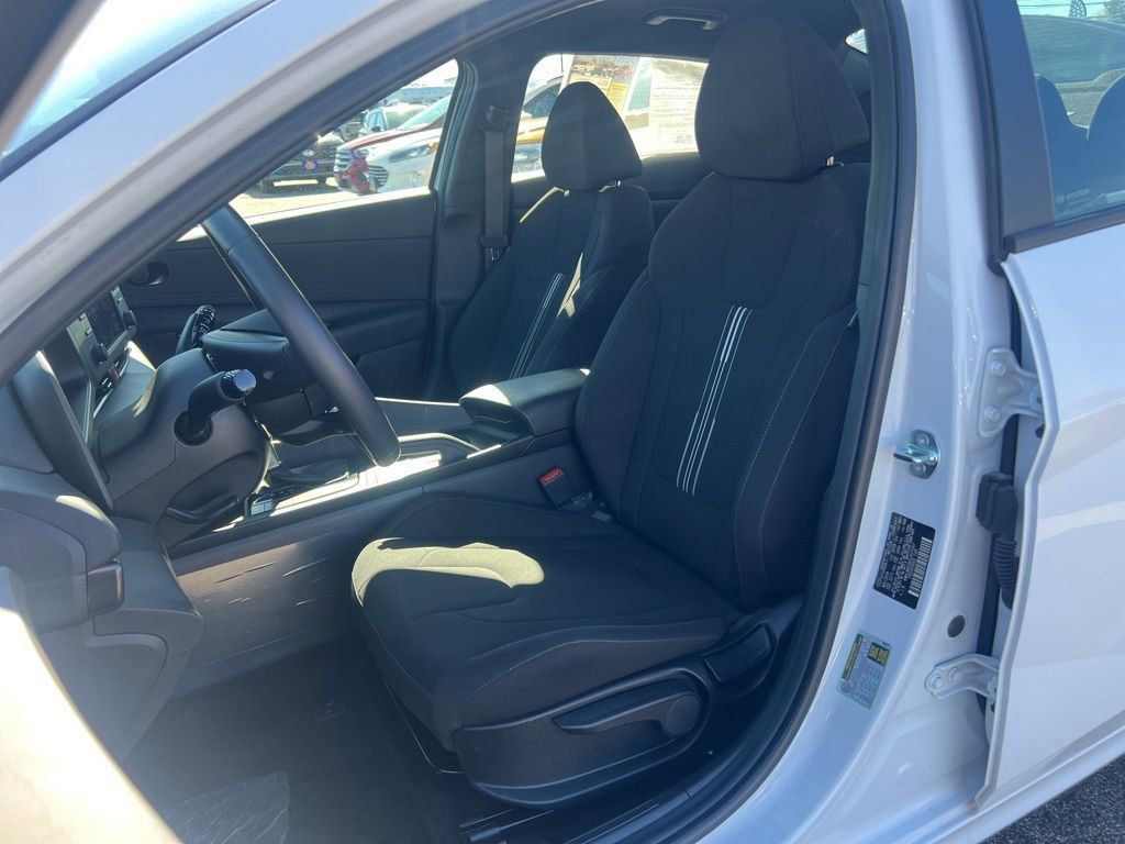 2025 Hyundai Elantra SEL Sport photo 10