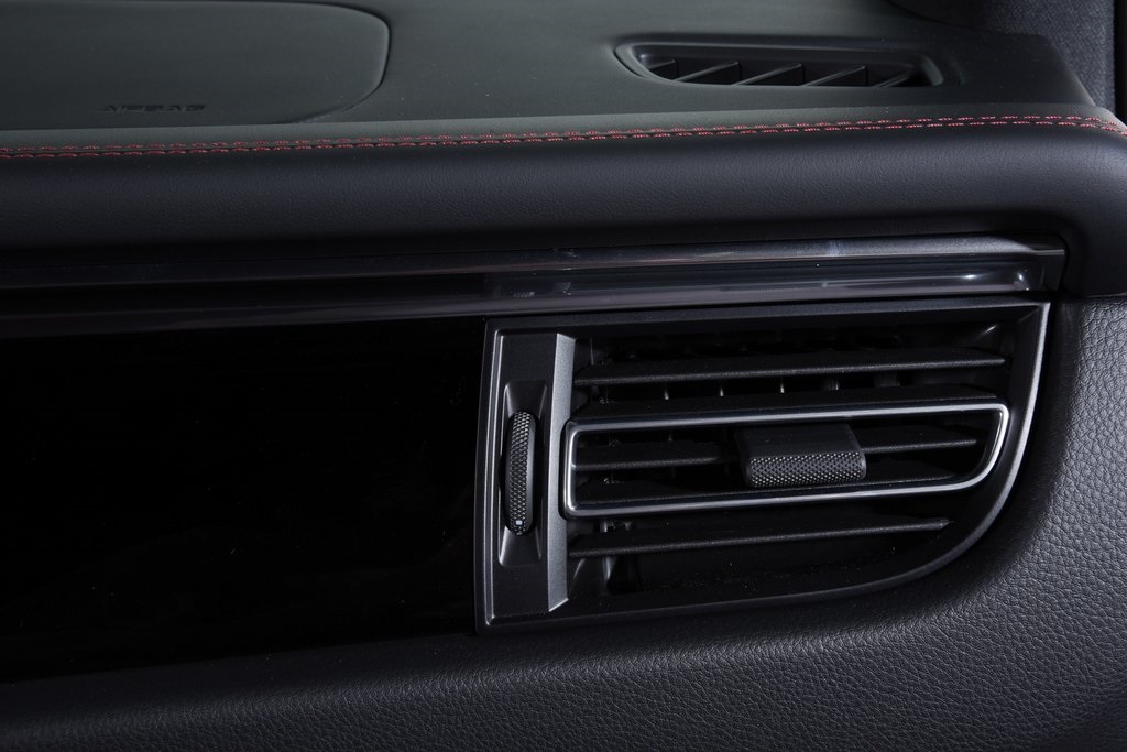 2026 Porsche Macan T photo 22