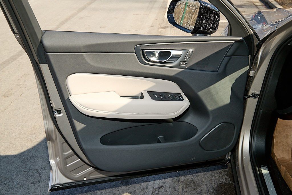 2026 VOLVO XC60 - Image 9