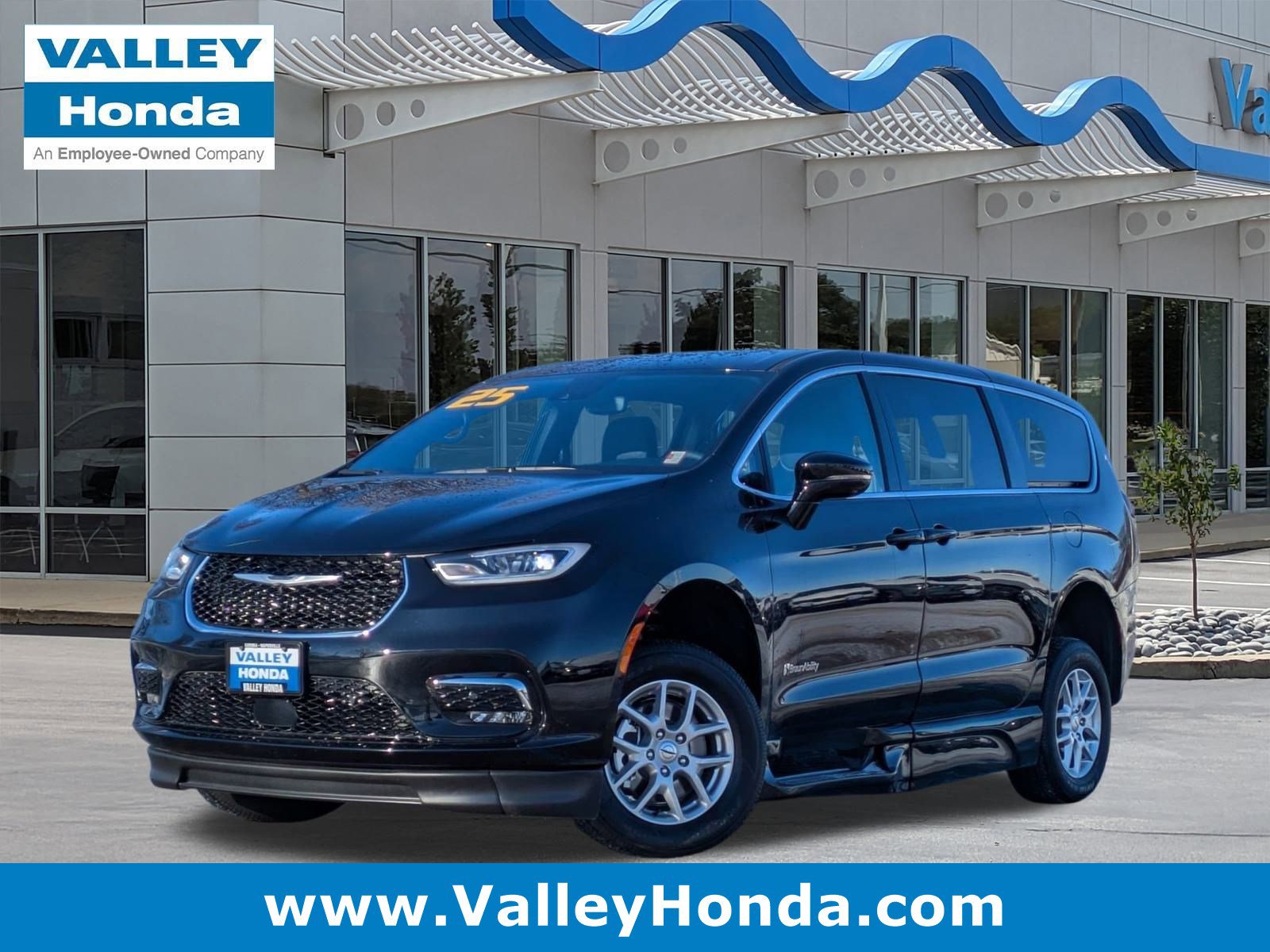 2025 Chrysler Pacifica Select's photo