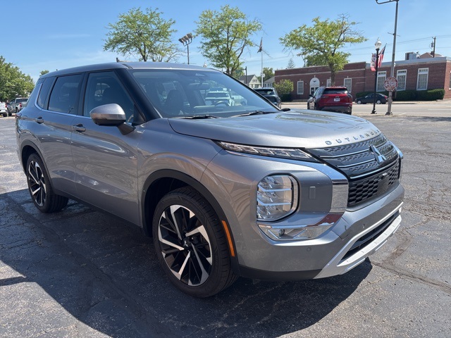 2023 Mitsubishi Outlander SE photo 3
