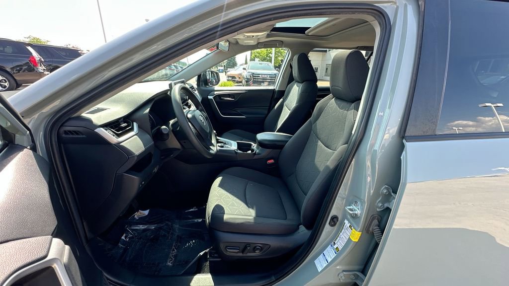 2021 Toyota RAV4 Hybrid XLE photo 18