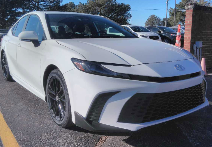 2025 Toyota Camry SE's photo