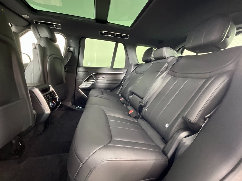 2025 Land Rover Range Rover SE photo 4