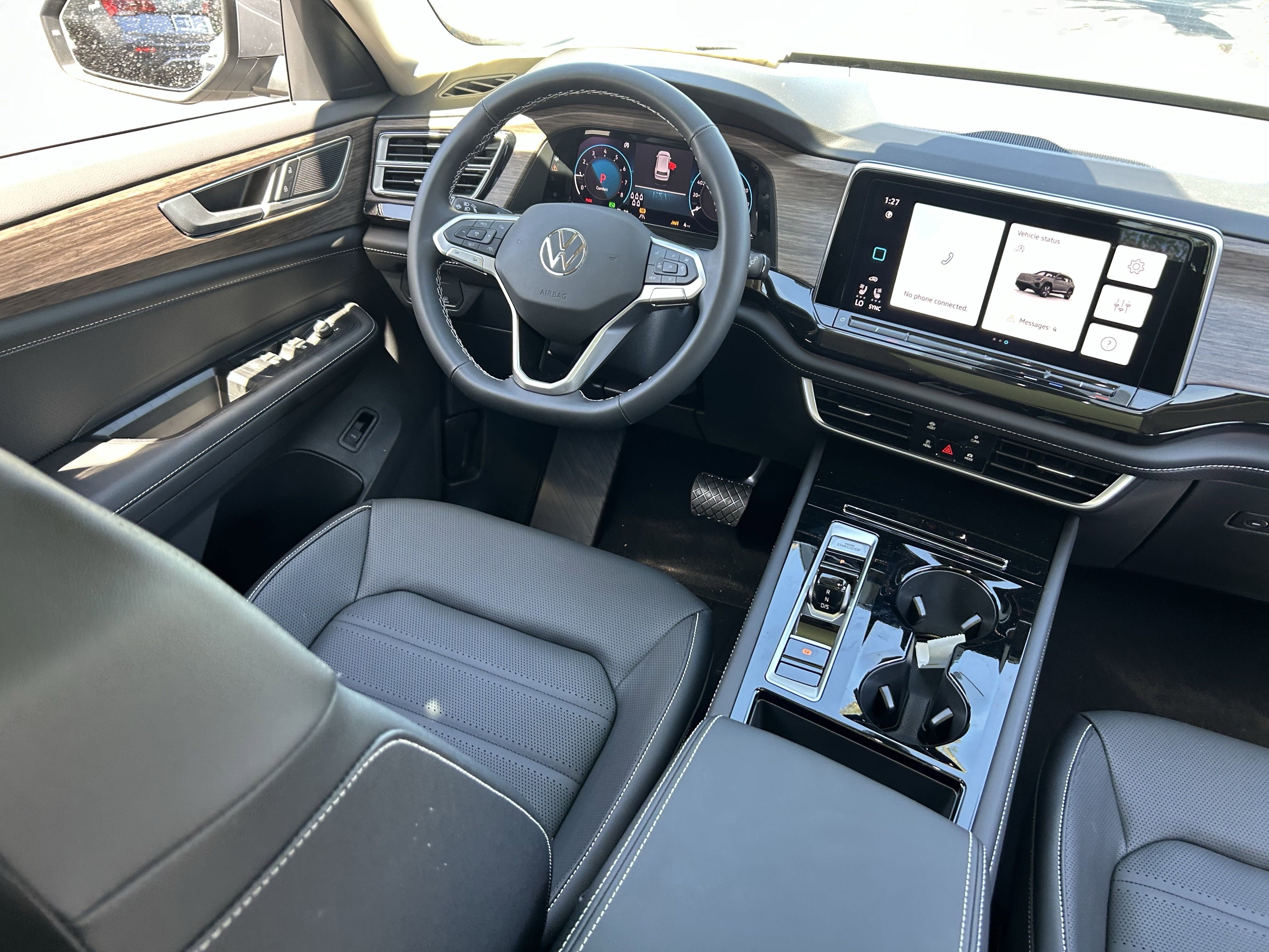 2025 Volkswagen Atlas SEL photo 4