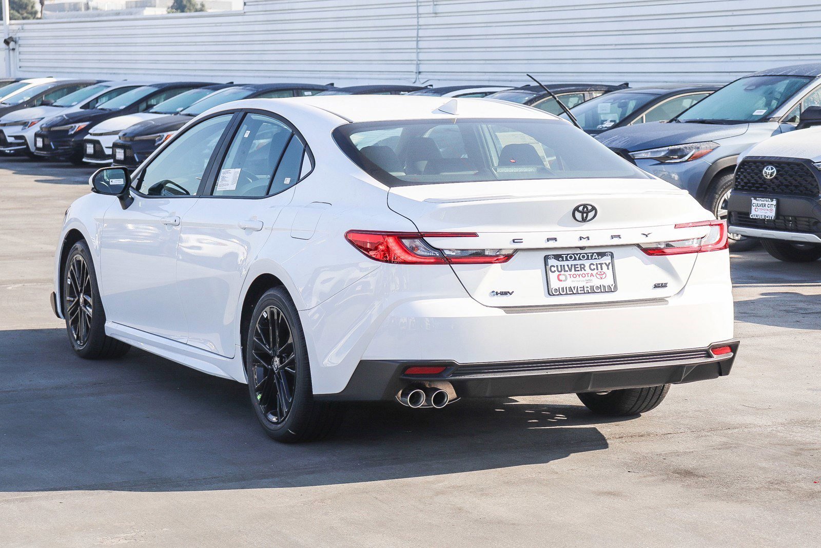 2025 Toyota Camry SE photo 5