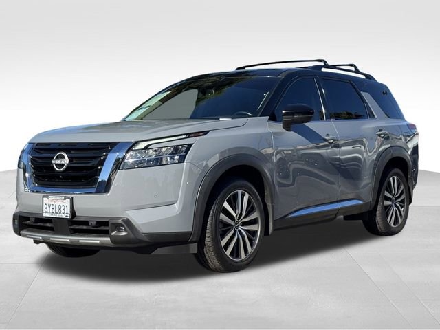 2022 Nissan Pathfinder Platinum's photo