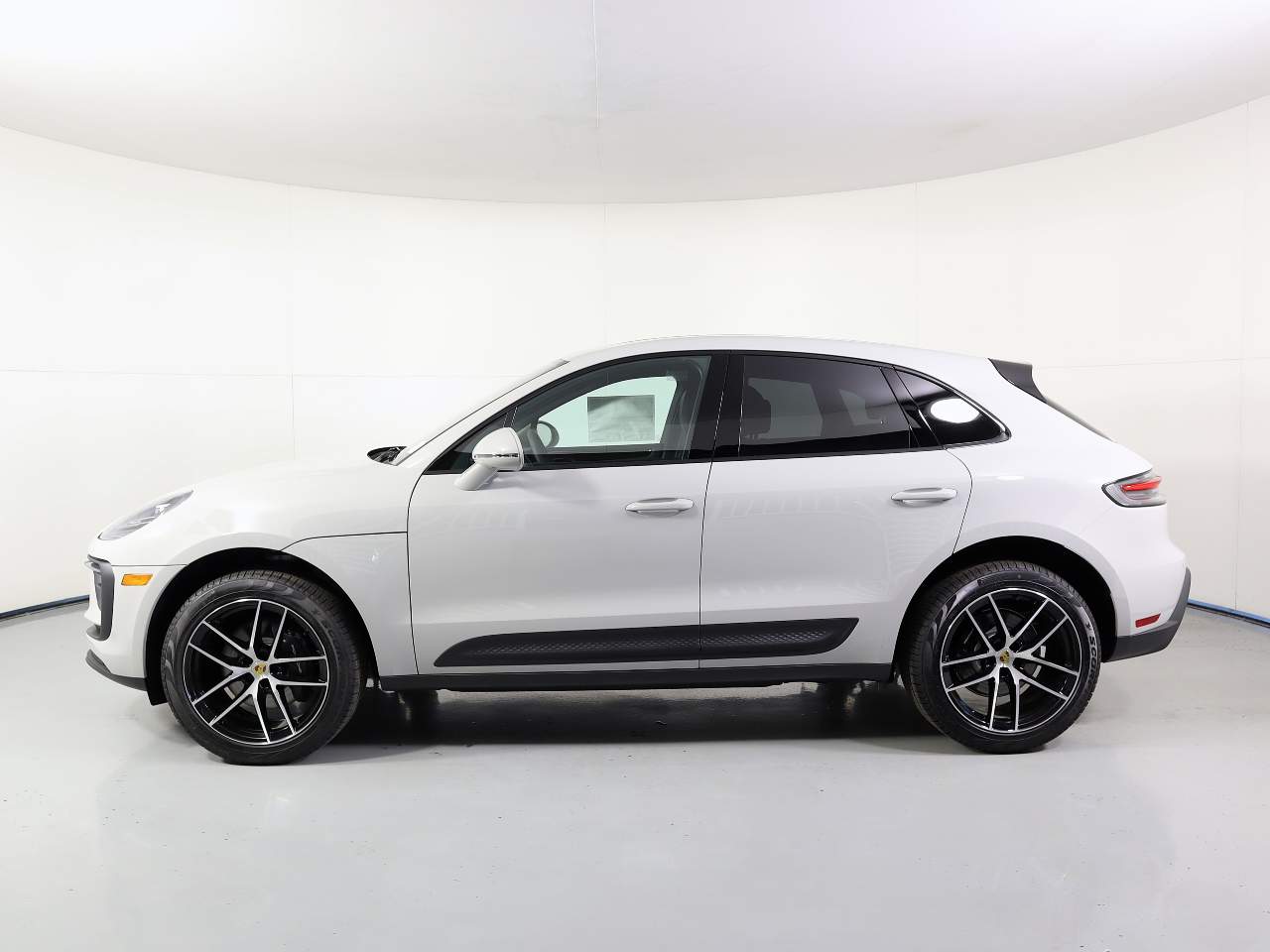 2026 Porsche Macan T photo 2