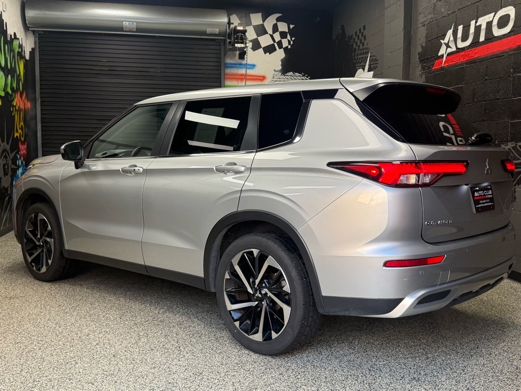 2024 Mitsubishi Outlander SE Black Edition photo 4