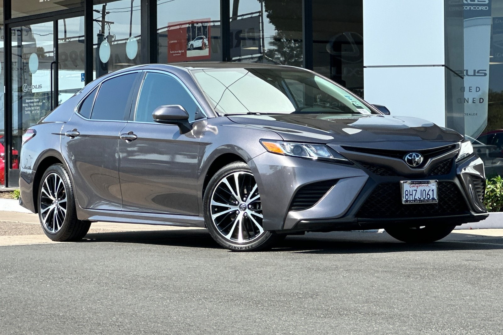 2019 Toyota Camry SE photo 2