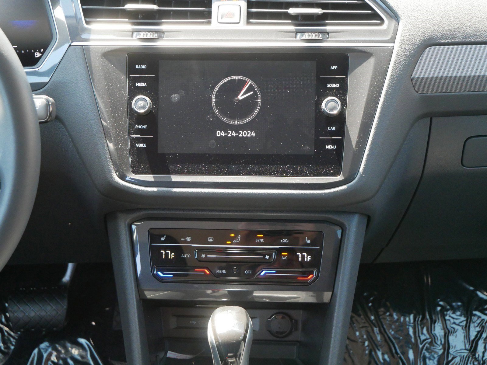 2024 Volkswagen Tiguan SE photo 8