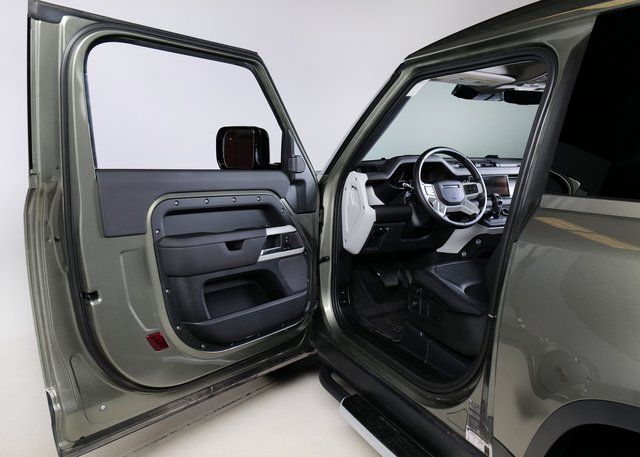 2024 Land Rover Defender 90 S photo 21