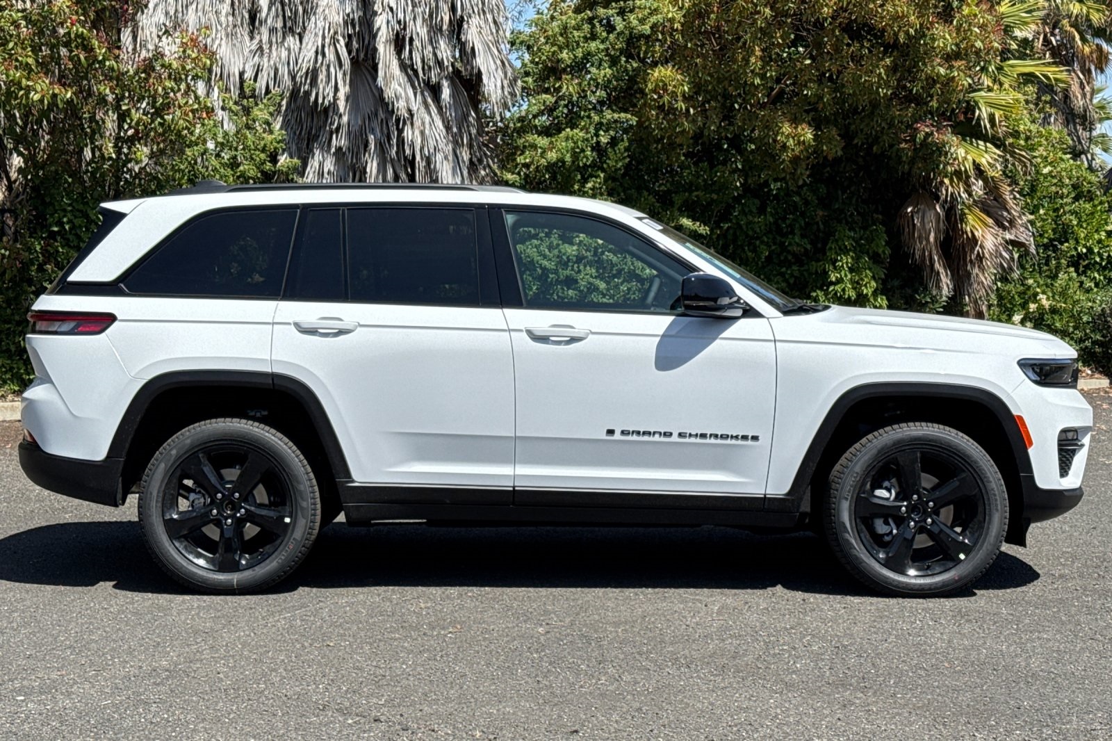2025 Jeep Grand Cherokee Limited photo 2